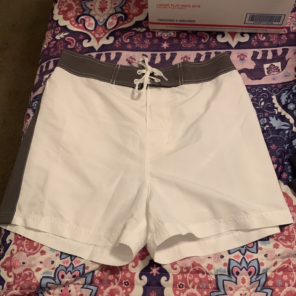 Island Company Escape Travel Live Mens White & Grey Swim Shorts NWTs